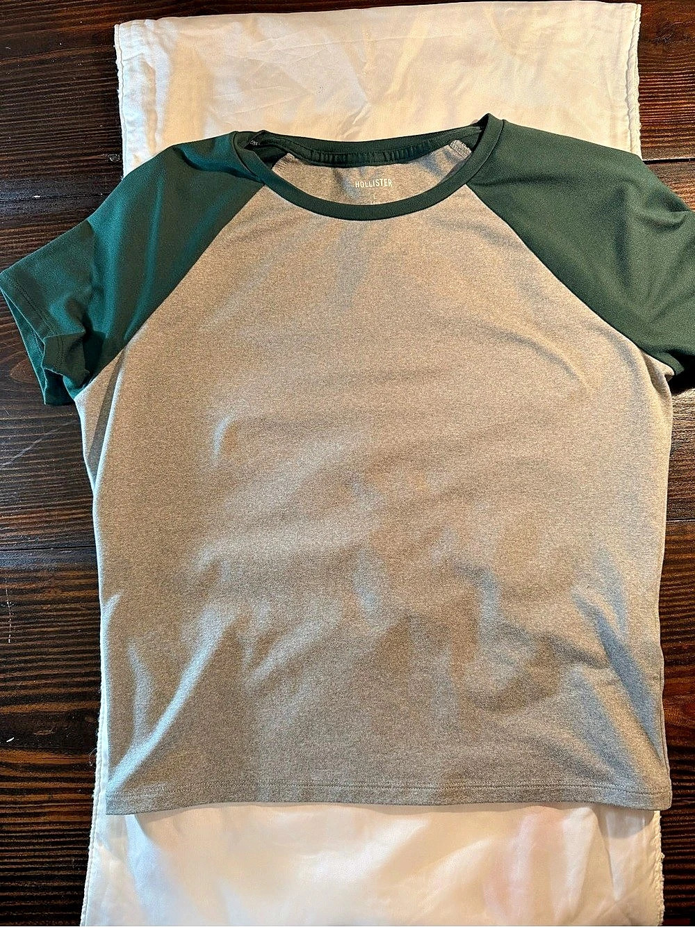 Hollister Raglan Short Sleeve T-Shirt Gray & Green Size Large